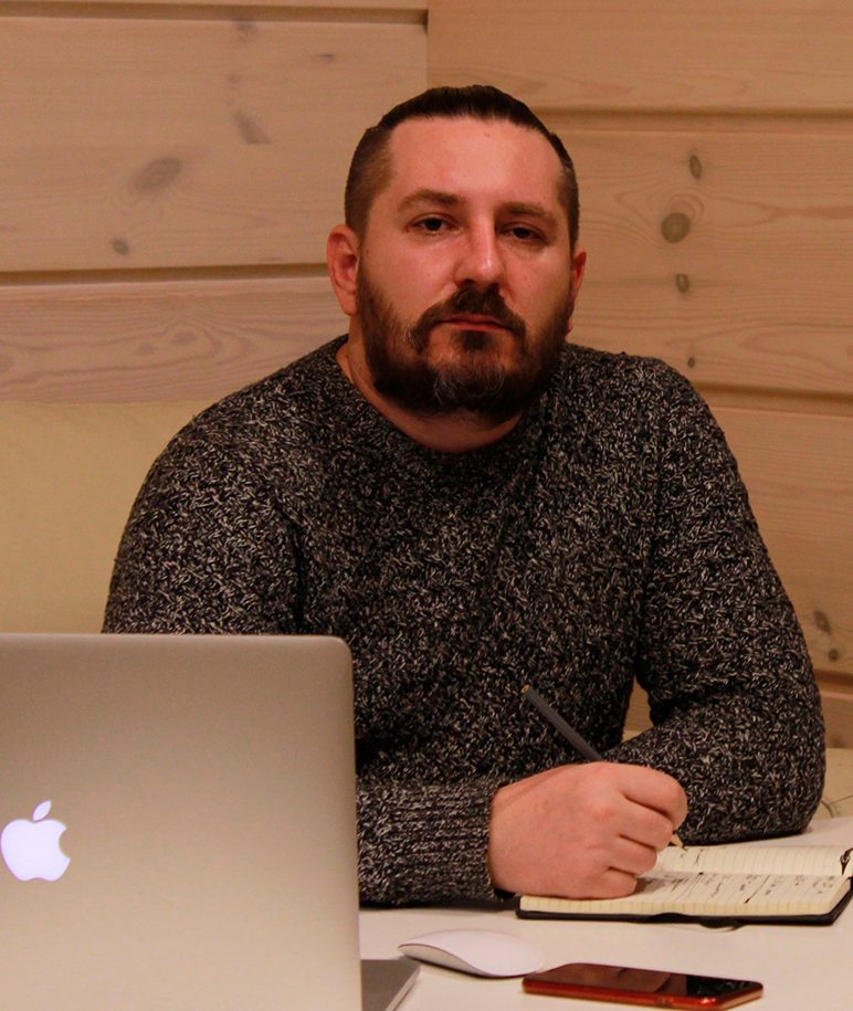 Александр Шевелюк за рабочим столом